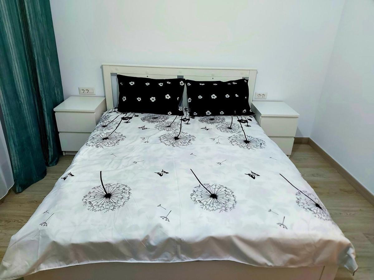 Black&White Suites Craiova Exterior photo